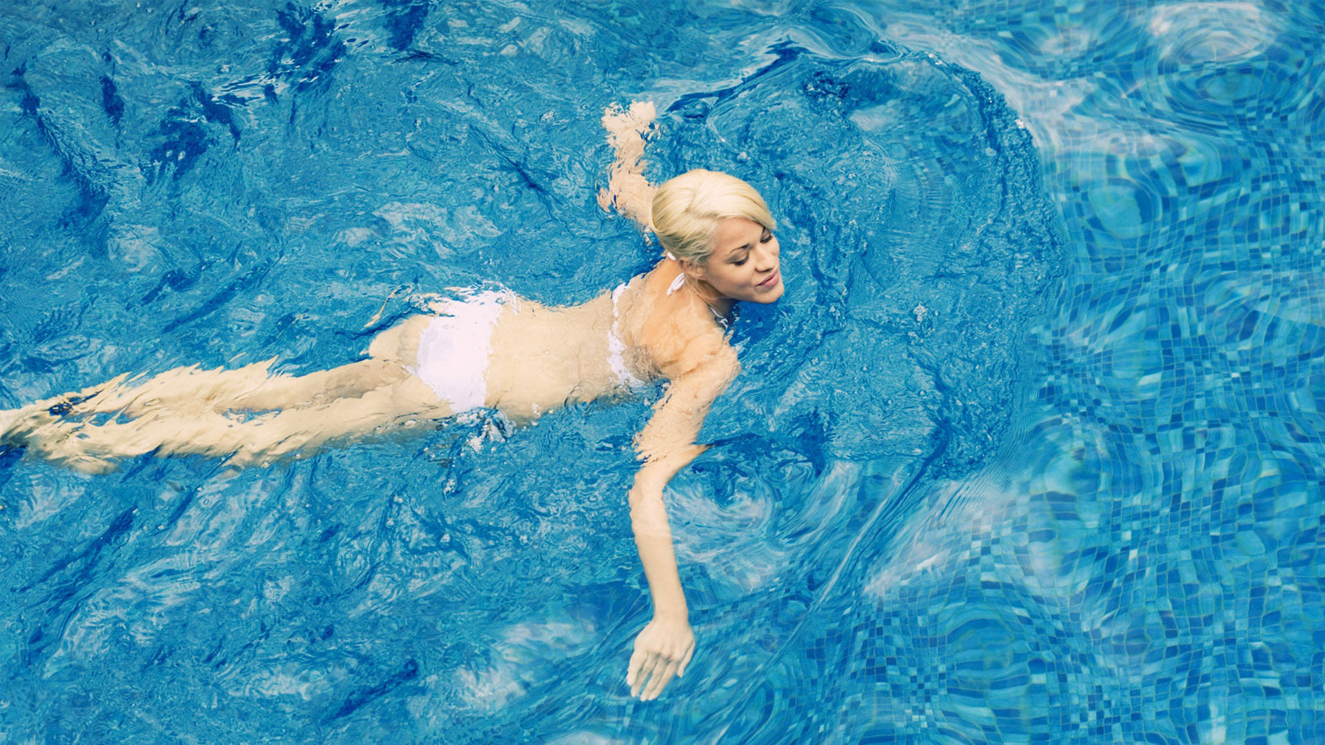 Блондинка в бассейне.